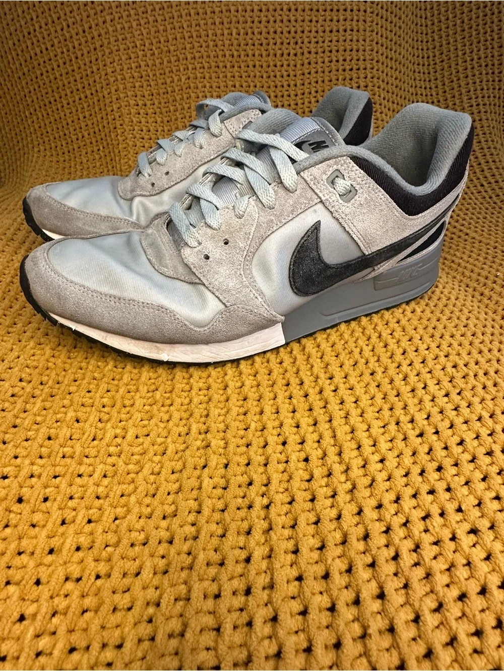 Nike Men’s (GOLF AIR PEGASUS 89) Light Gray and Black Suede-Accent Sneakers